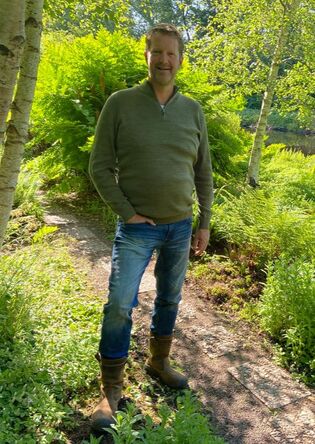 Arjan Bakker uw hovenier uit Roelofarendsveen. Voor ontwerp, aanleg en onderhoud van uw tuin. 
